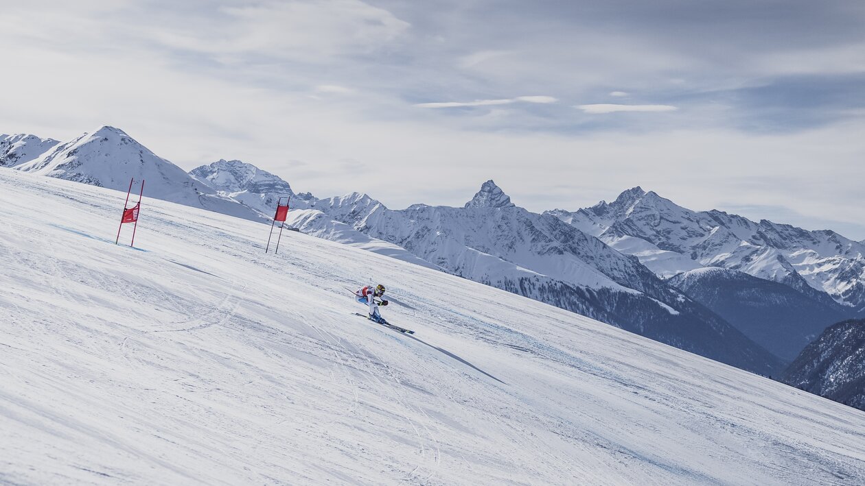 Ski Rennpiste auf dem Jakobshorn mit Blick auf das Tinzenhorn. | © Davos Klosters Mountains