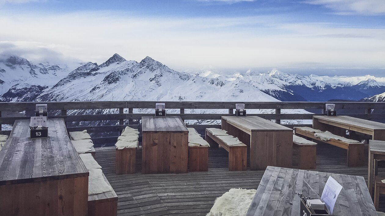 Sun Peak Terrasse ladet mit seiner wunderbaren Aussicht auf Davoser Bergwelt zum verweilen ein. | © Davos Klosters Mountains