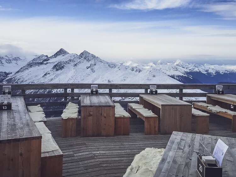 Sun Peak Terrasse ladet mit seiner wunderbaren Aussicht auf Davoser Bergwelt zum verweilen ein. | © Davos Klosters Mountains