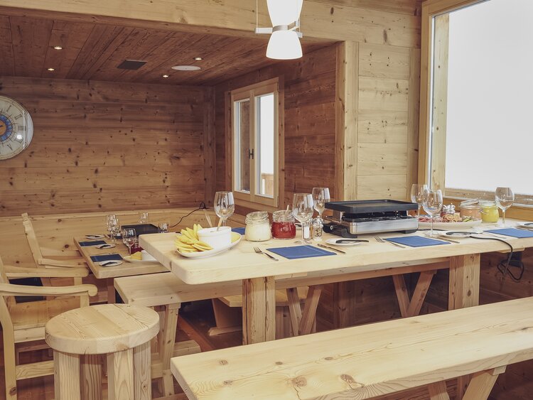 Eingedeckter Tisch steht bereit für einen gemütlichen Raclette Plausch. | © Davos Klosters Mountains