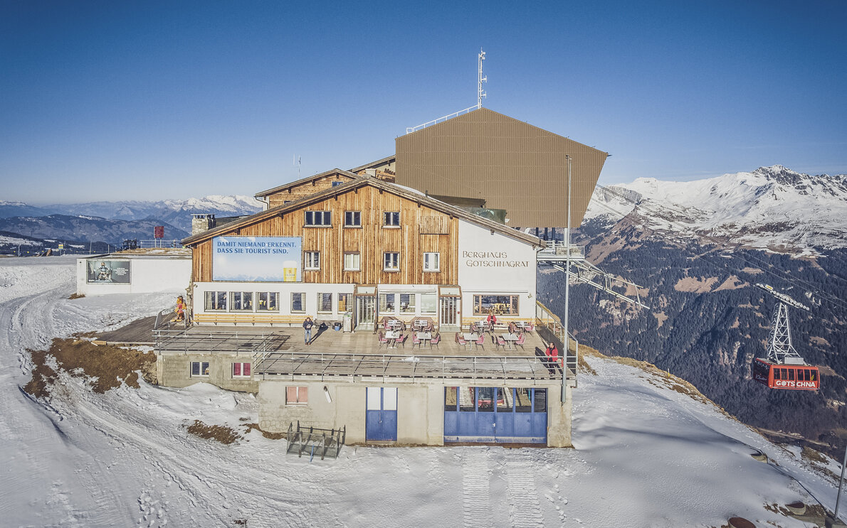 Sonnenterrasse des Berg Restaurants Gotschnagrat im Winter. | © Davos Klosters Mountains