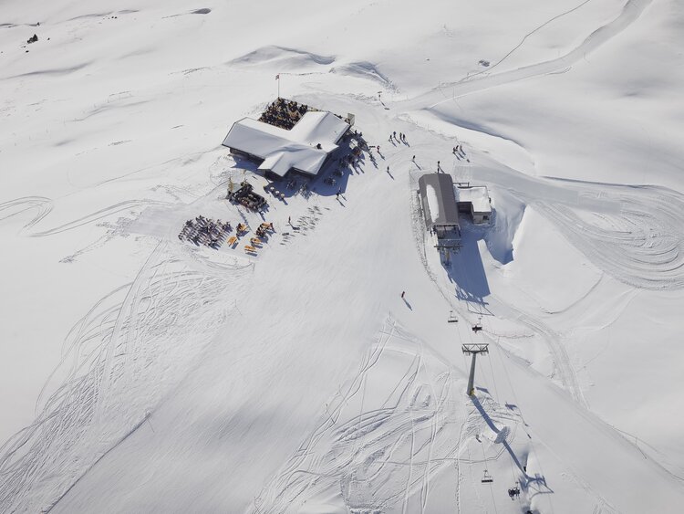 Luftaufnahme der Skihütte Gruobenalp und der Sessellift Station. | © Davos Klosters Mountains