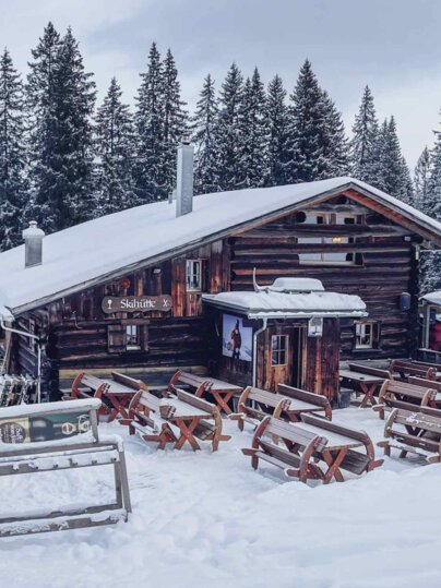 The Schiferstal restaurant on Parsenn in the morning during piste control. | © Davos Klosters Mountains