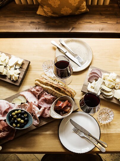 Cold platter with meat and cheese. | © Davos Klosters Mountains