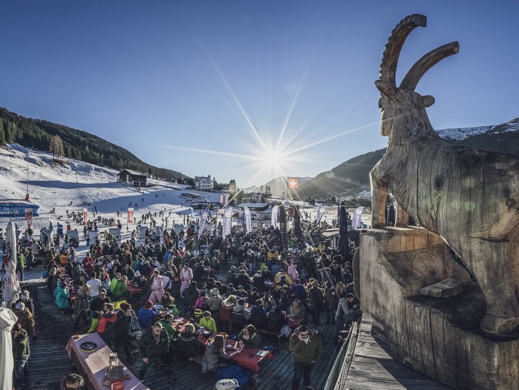 Gäste und Einheimische geniessen einen Traumtag auf der Terrasse des berühmten Bolgen Plaza Davos. | © Davos Klosters Mountains