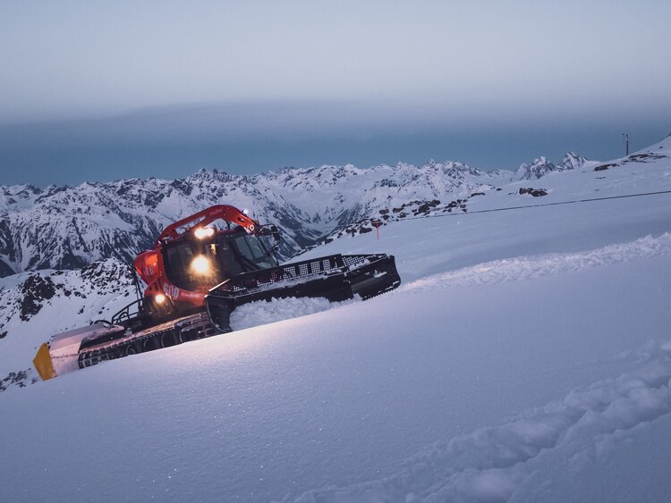 Das Fahrzeug hängt an der Winde und kann mit dessen Hilfe den Hang besser befahren.  | © Davos Klosters Mountains