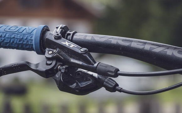 Am Lenker des Mountainbikes befindet sich der Brems- sowie Schalthebel. | © Davos Klosters Mountains