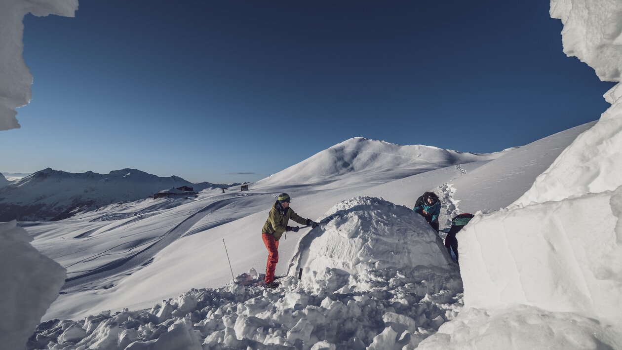 2 Personen am Iglubau | © Davos Klosters Mountains 