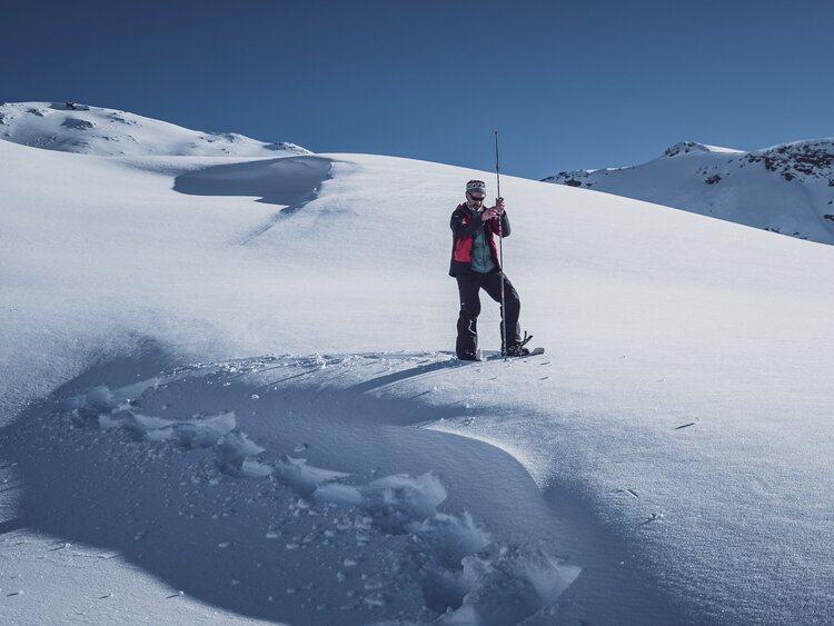 Mitarbeiter beim Messen der Schneehöhe  | © Davos Klosters Mountains 