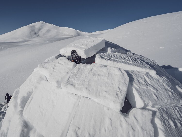Aufsetzten des letzten Schneeblocks auf das Dach des Iglus  | © Davos Klosters Mountains 