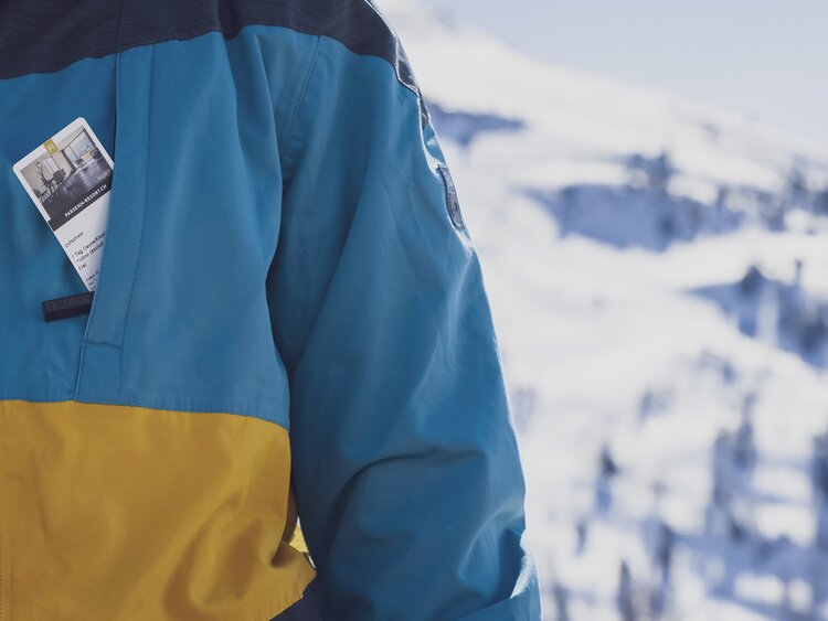 Keytix wird in Skipasstasche an der Brust versorgt. | © Davos Klosters Mountains