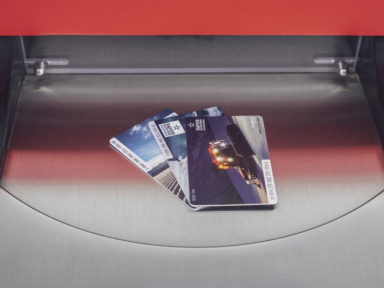 Foto von drei verschiedenen Keycard Designs der Davos Klosters Mountains | © Davos Klosters Mountains