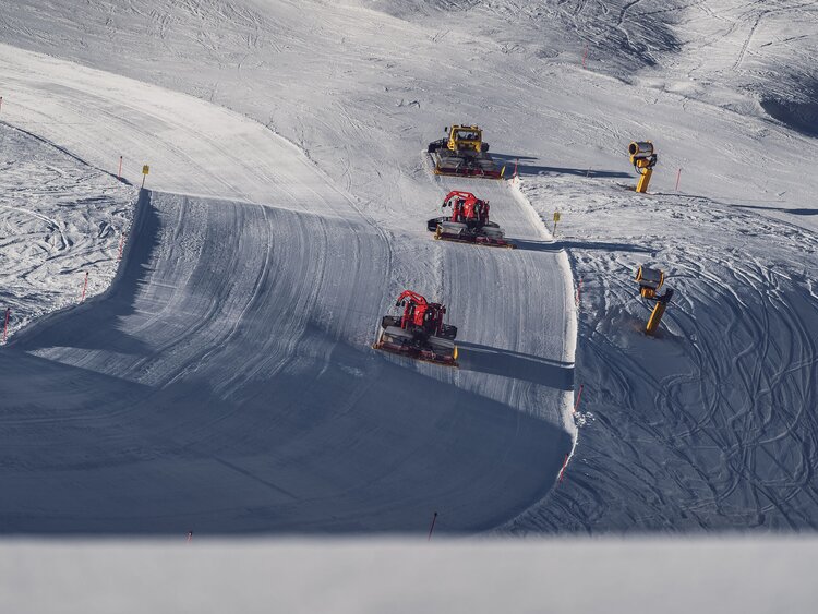 Drei Pistenbullys bei der Pistenpräparation auf dem Jakobshorn. | © Davos Klosters Mountains