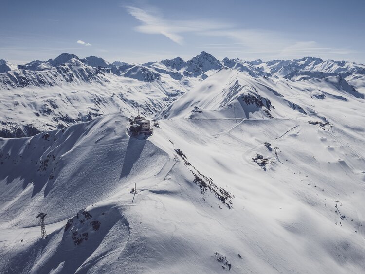 Bergpanorama mit Blick auf ein Teil des Skigebiet Jakobshorn. | © Davos Klosters Mountains