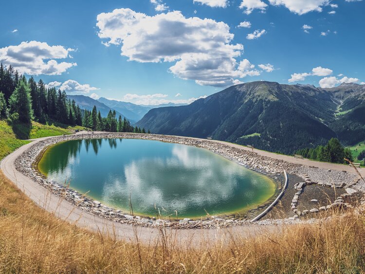Blick auf den Speichersee Nülli am Rinerhorn im Sommer. | © Davos Klosters Mountains