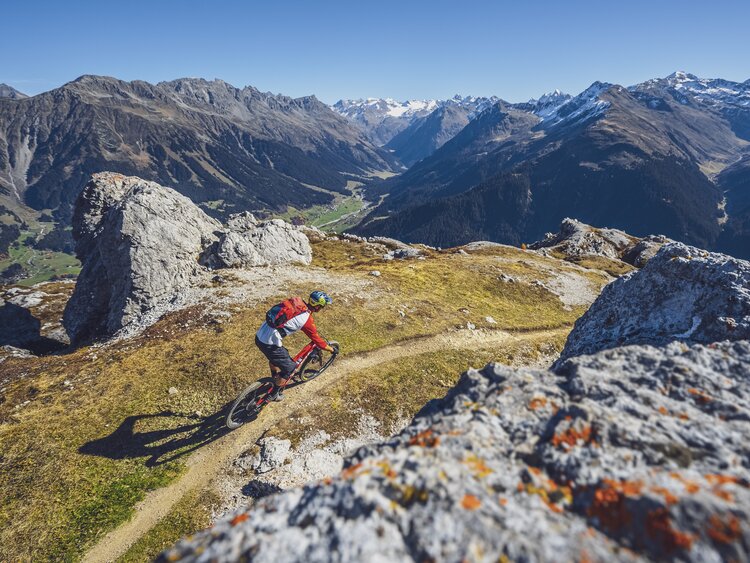 Ein Biker geniesst das Bergpanorama auf dem Signal Trail auf Gotschna.  | © Davos Klosters Mountains