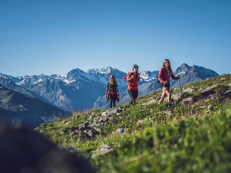 3 Personen am Wandern Bergwärts | © Davos Klosters Mountains 