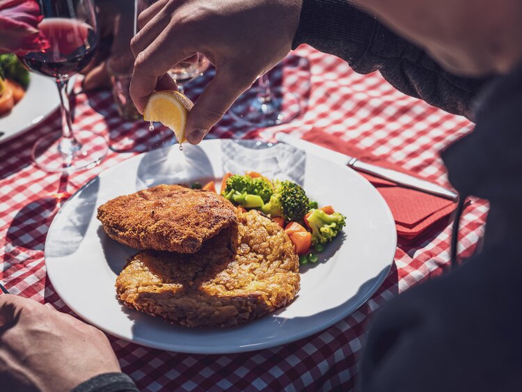 Menuteller mit Schnitzel, Rösti und Gemüse  | © Davos Klosters Mountains 