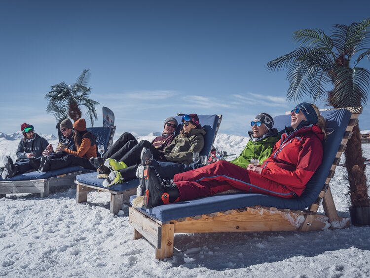 Gruppe Skifahrer beim Sonnen auf den Liegestühlen | © Davos Klosters Mountains 