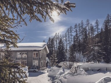 Winterliche Aussenansicht auf das Hostel | © Davos Klosters Mountains